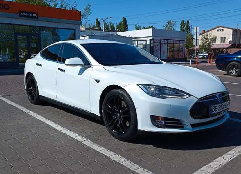 Tesla Model S, 2015